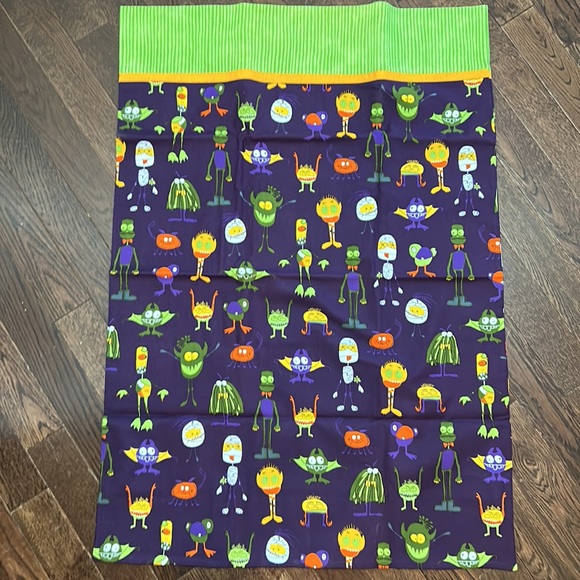 Set of 2 scary monster 👹 standard pillow case set. - Picture 2 of 2
